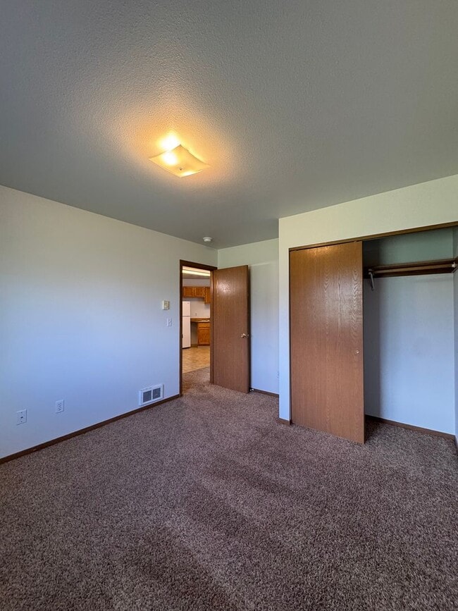 Building Photo - 907 E White Birch Ave