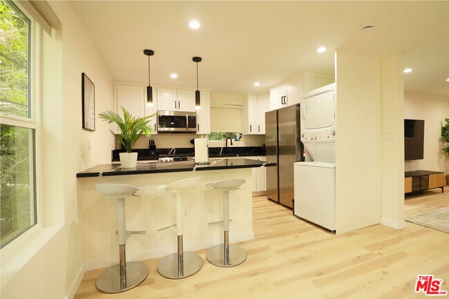 Building Photo - 9042 Phyllis Ave