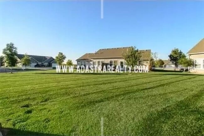 Building Photo - Spacious Maintenance Free Townhome in Gard...