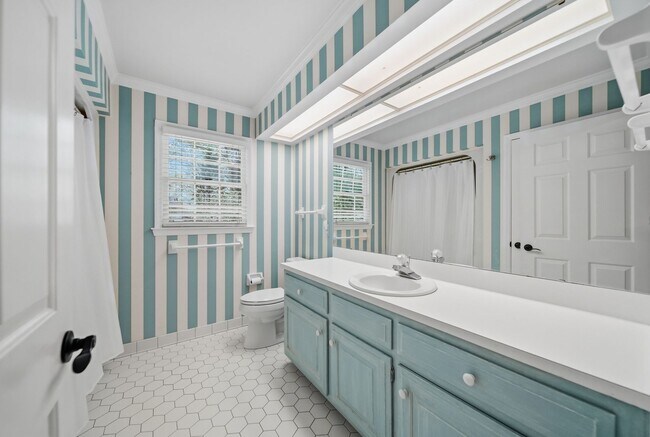 Building Photo - Beautifully Crafted 4BR Home with Sunroom, Office & Prime Location Near Downtown Hickory!