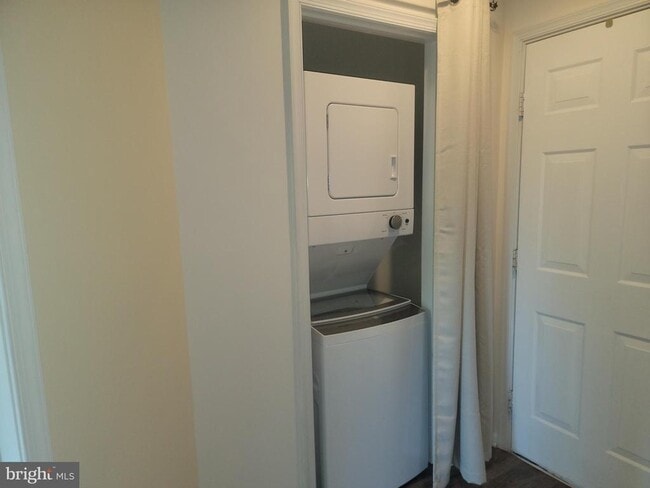 Building Photo - 9620 Potters Hill Cir