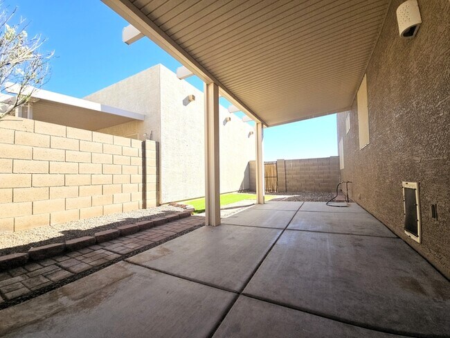 Building Photo - 2300 E Magma Rd