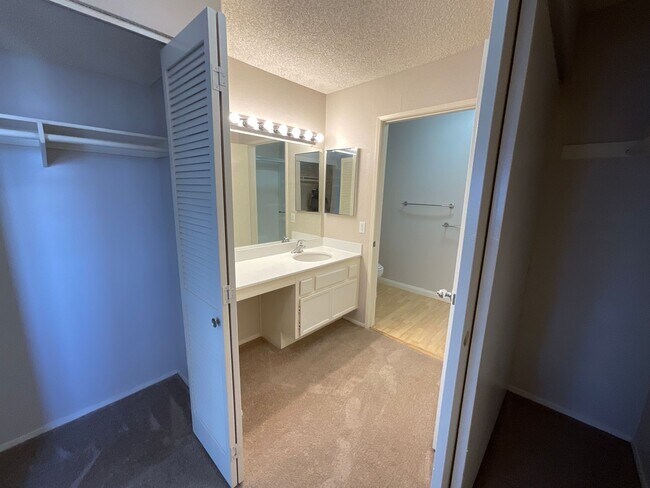 Building Photo - 5985 Dandridge Ln