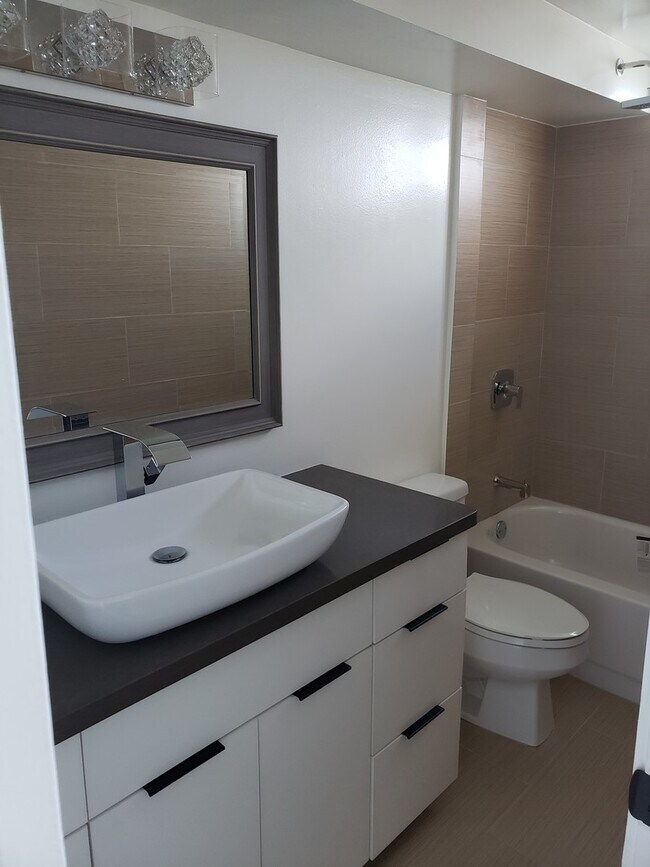 Building Photo - Beautifully Renovated 2 bedroom Penthouse ...