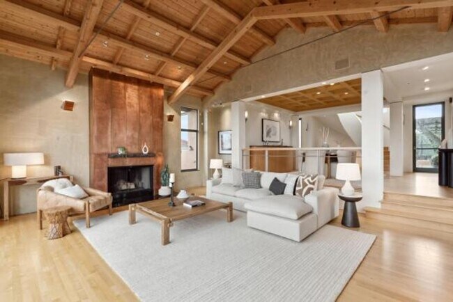 Building Photo - Luxury Living Above The Bay -- Iconic views!