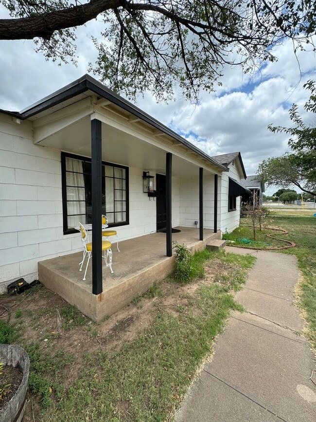 Building Photo - Adorable 2/1/1 CH/A updated!!! walking dis...