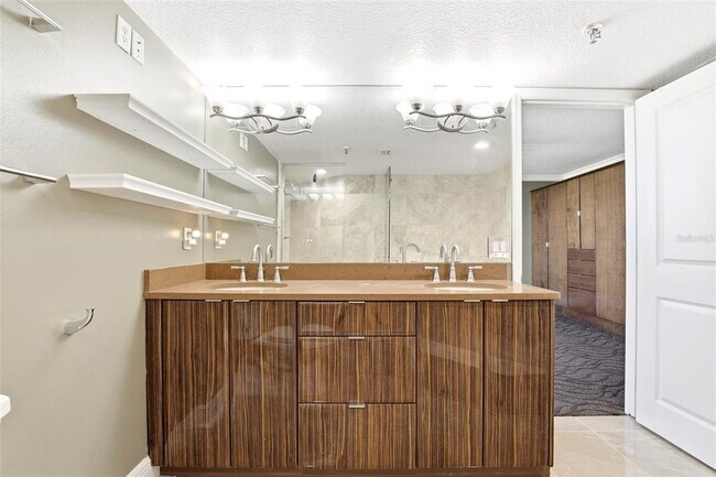 Building Photo - 400 E Colonial Dr