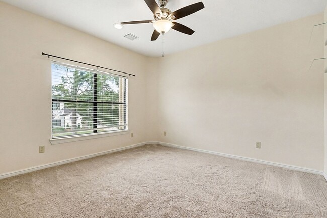 Building Photo - 1611 Lynnview Dr