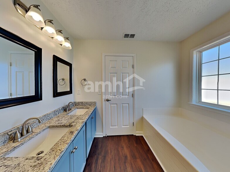 Building Photo - 651 Crescent Rd