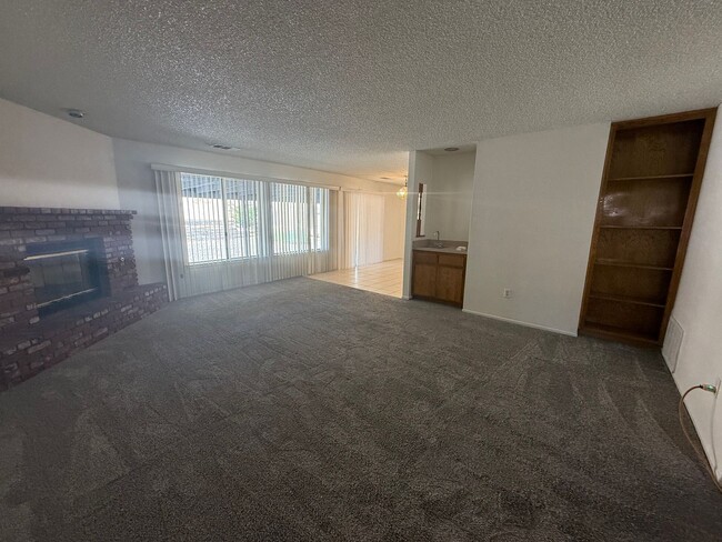 Building Photo - Silverlake's Home- 3 Bedrooms, 2 Bathrooms...