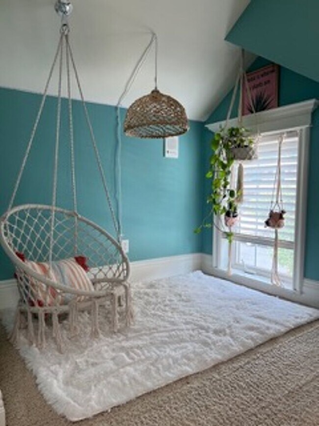 Building Photo - Very Spacious 6 bedroom home with amazing ...