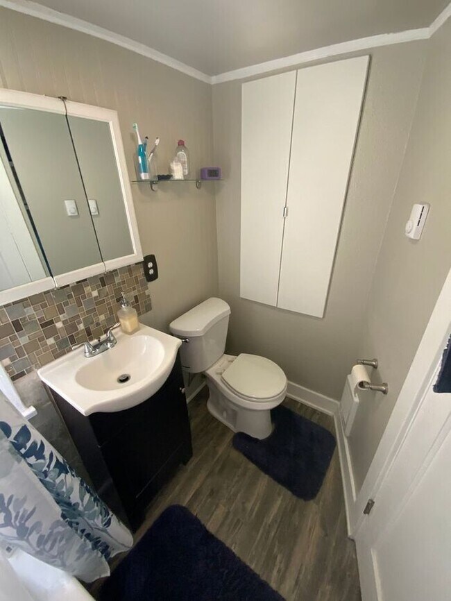 Building Photo - Tacoma home 3bdr 2 bath 1 car garage **** this home is still occupied please do not disrupt the r...