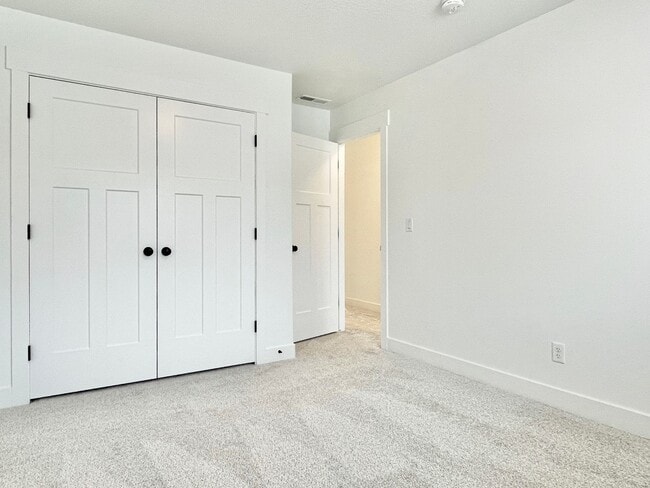 Building Photo - Gorgeous Townhome at Mountain Ridge!