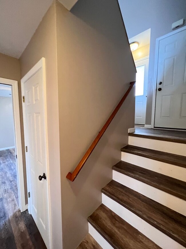 Building Photo - Spacious Split-Level Retreat Just Minutes ...