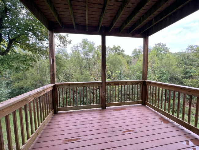 Building Photo - Spacious 5 Bedroom with 2nd Kitchen