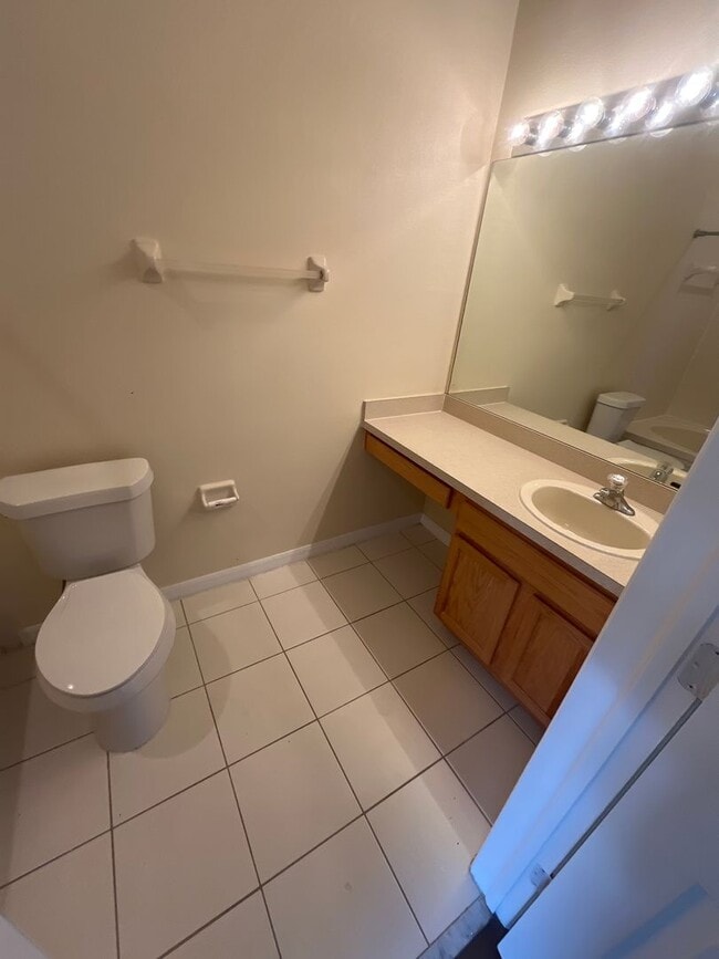 Building Photo - For Rent – Charming 2-Bed, 2.5-Bath Townho...