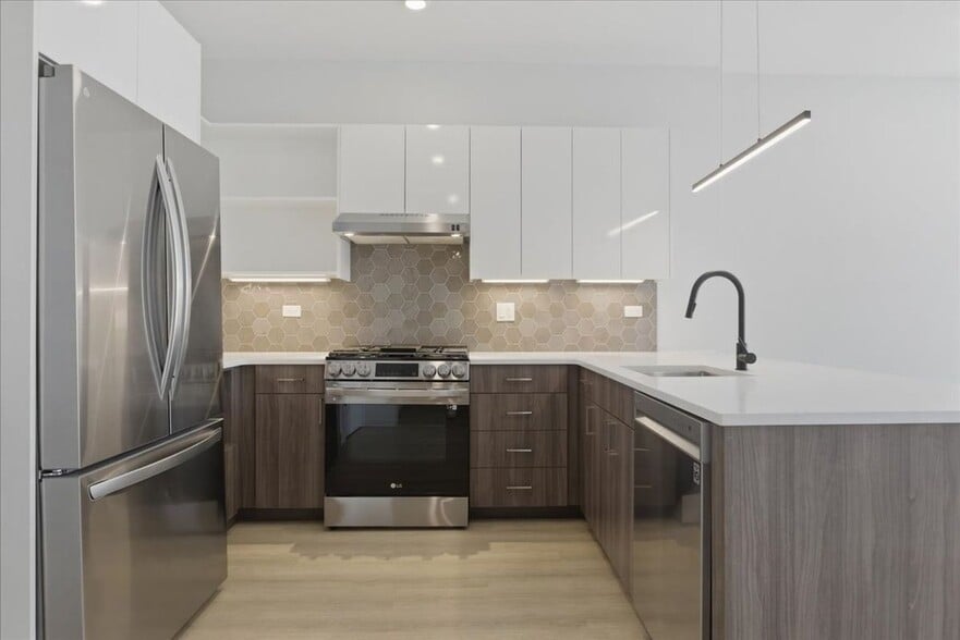 Building Photo - 948 W Sunnyside Ave