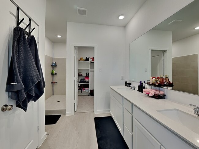 Building Photo - 2605 Conroe Rd