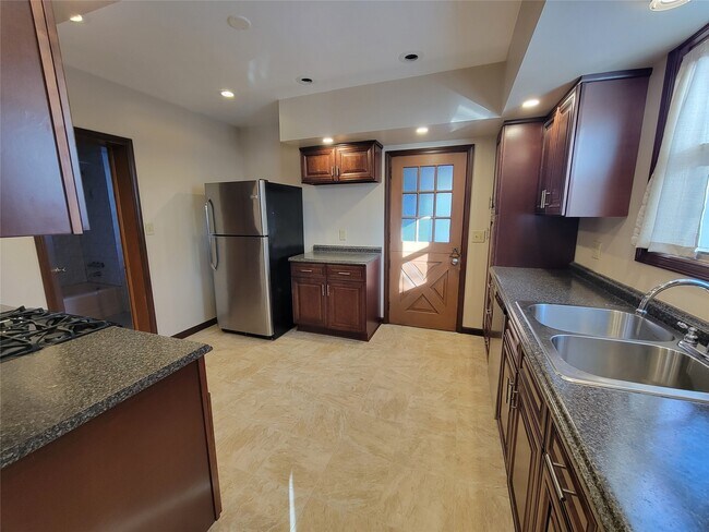 Building Photo - 90 Broad Ave