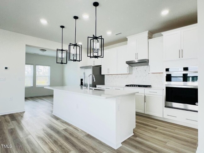 Building Photo - 4 Bedroom End Unit Townhome for Rent