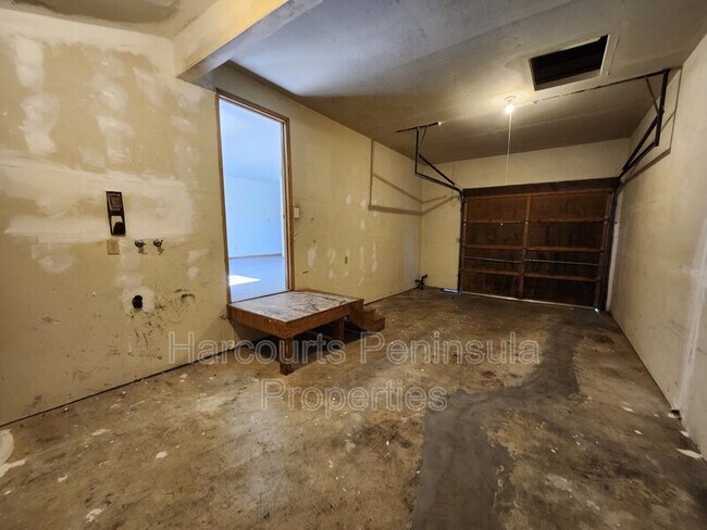 Building Photo - 6465 Lewis Dr NE