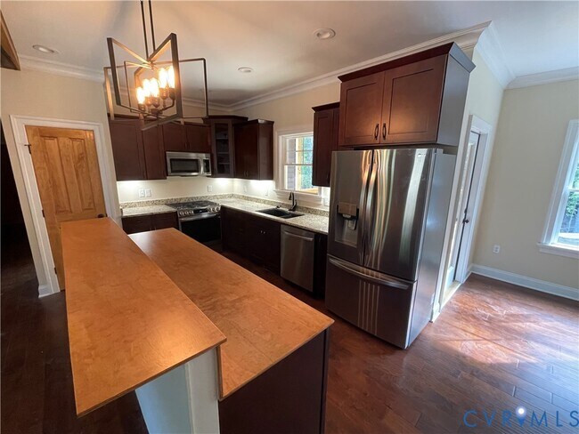 Building Photo - 2948 Pineview Dr