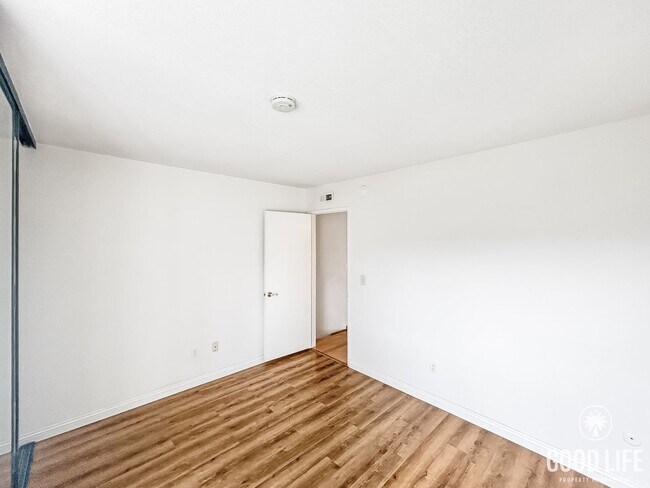 Building Photo - Stunning 3BD/2.5BA W/ Reserved Parking and Community Pool in Tierrasanta!