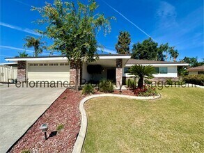 Building Photo - Cozy 3 Bed/2 Bath Home in SW Bakersfield w...