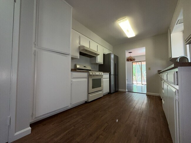 Building Photo - Beautiful West Davis home available in June