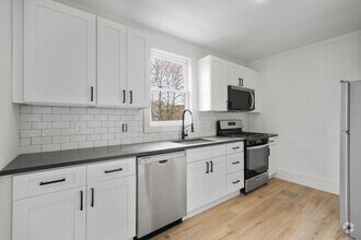 Building Photo - Highly desirable & spacious 2-bedroom END ...