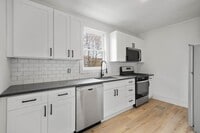 Building Photo - Highly desirable & spacious 2-bedroom END ...