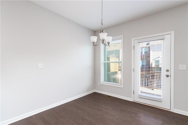 Building Photo - 770 Sunset Park Dr