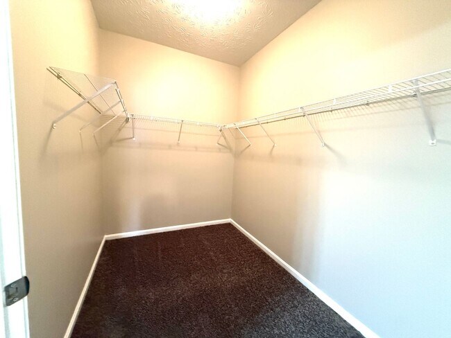 Building Photo - 9400 Clubview Dr