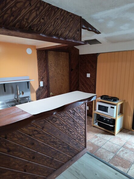 Kitchenette & counter top - 5739 Winnetka Ave