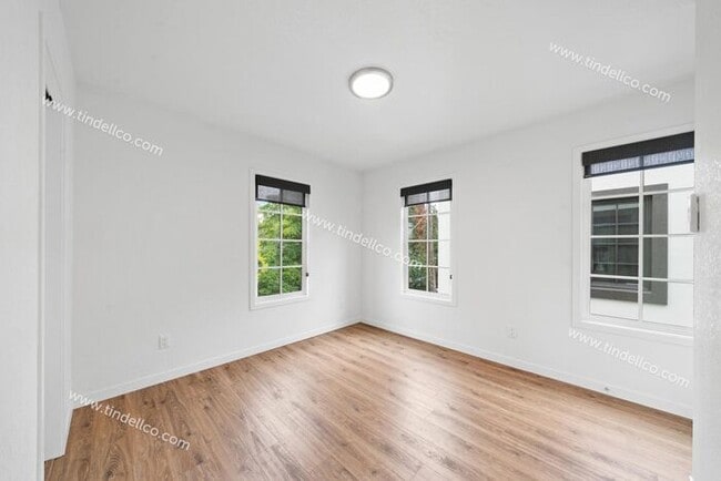 Building Photo - Light & Bright 2 Bedroom Townhome Apartment in the heart of Ladd's Addition - Pet Friendly with W...