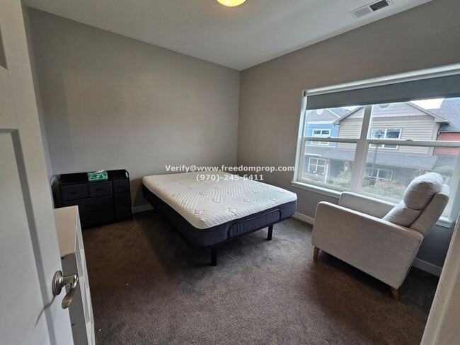 Building Photo - Beautiful Furnished 2bed 2.5 bath Townhome...