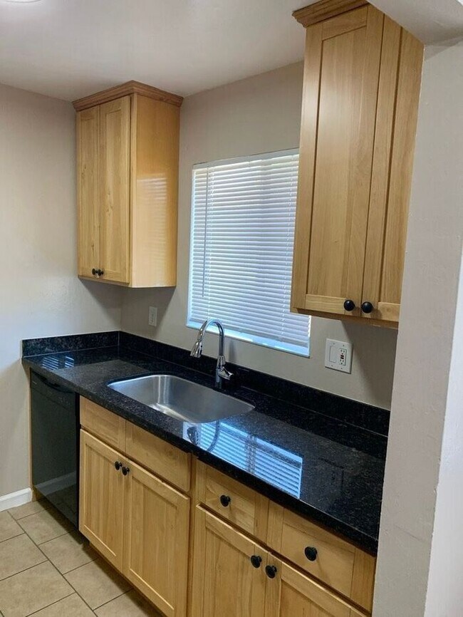 Building Photo - 2 Bedroom 1 Bathroom Condo in Antioch - AVAILABLE NOW !!