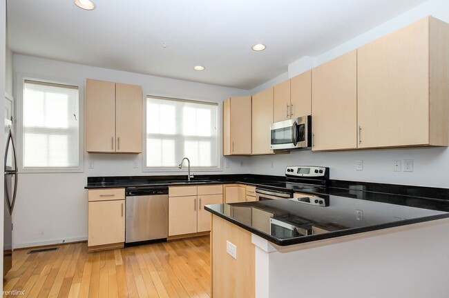 Building Photo - 4 br, 3.5 bath House - 866 Estes St