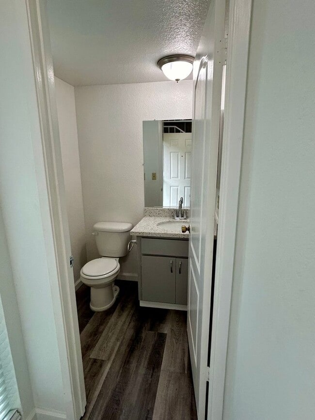 Building Photo - Redwood Glen Townhouse!  Totally remodeled!