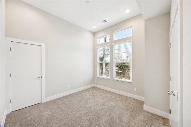 Building Photo - 8662 Easthaven Blvd