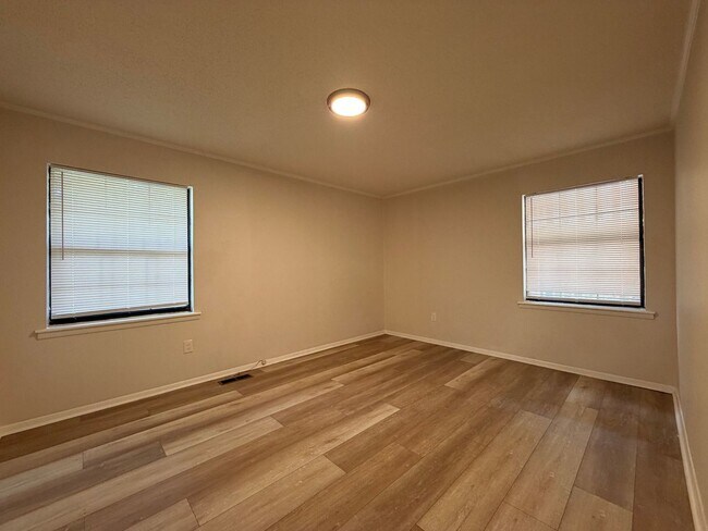 Building Photo - Large 4/2 with finished basement/bonus room- $1,895