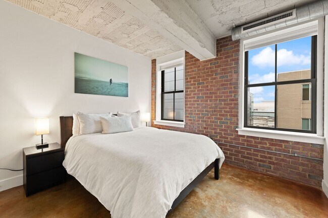 Building Photo - Fully Furnished Designer Loft with Parking & Monument Views!