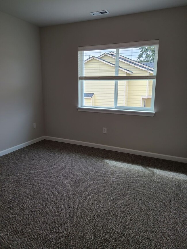 Building Photo - Yelm Creek Estates, 4 Bedroom, 2.75 Bathro...