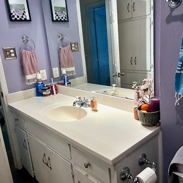 Unit B Bathroom - 8007 Brockman St