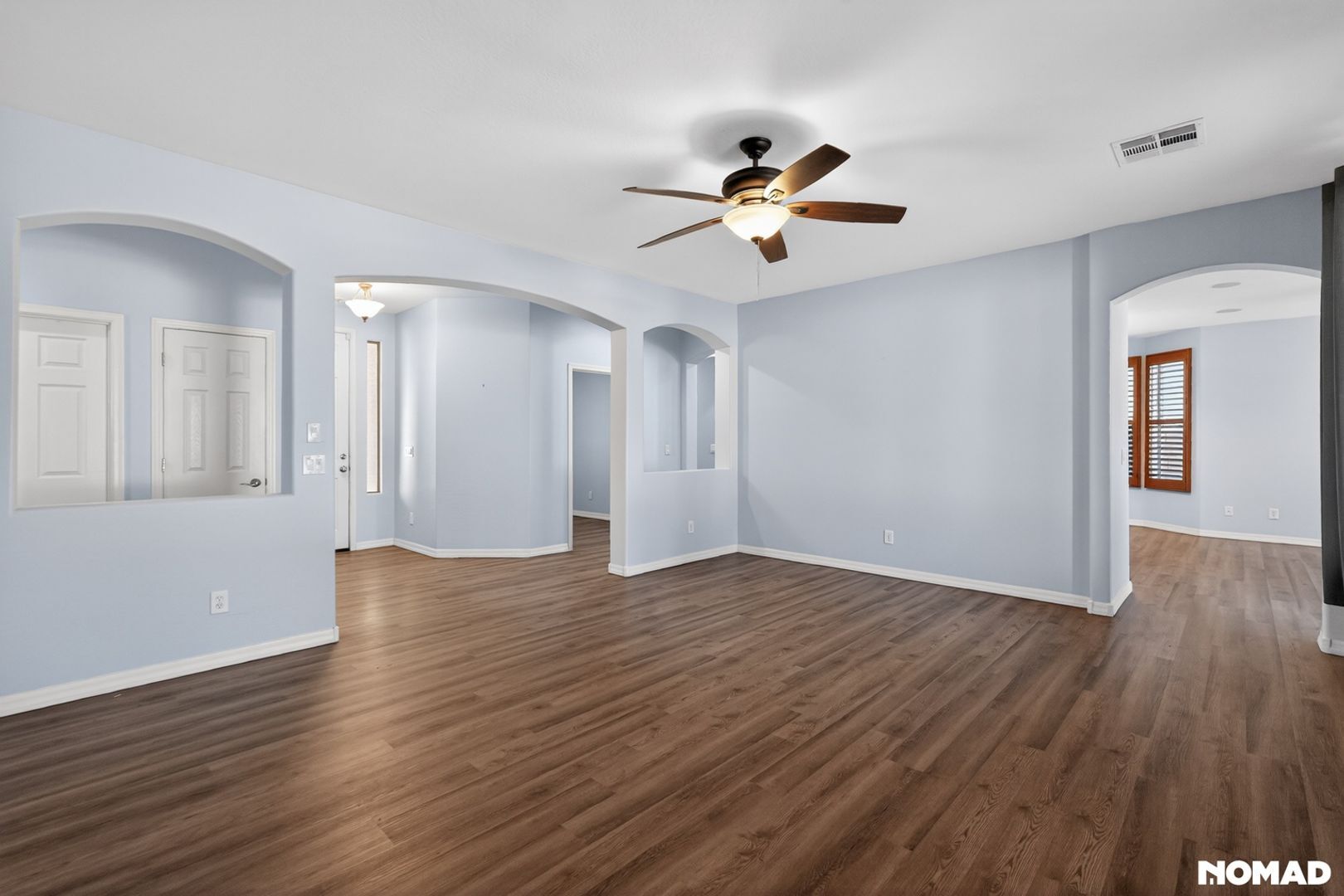 Building Photo - 2140 W Desert Ln