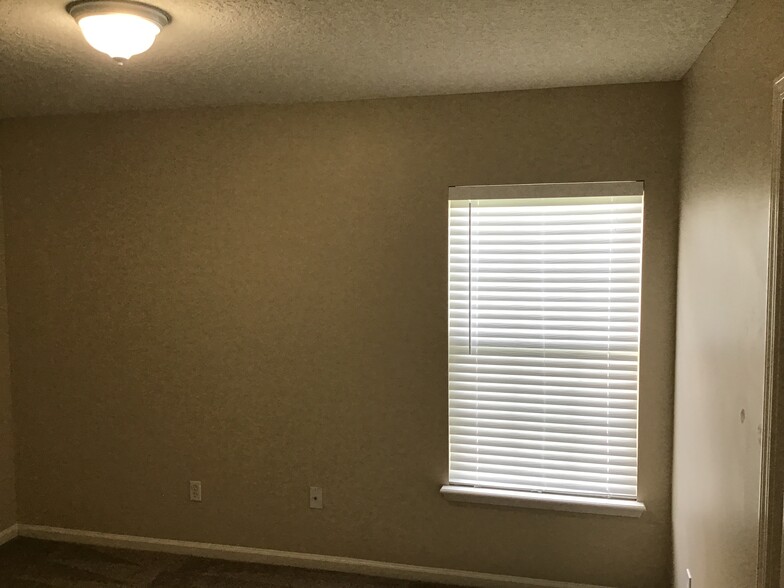 Building Photo - 1530 Roseberry Ct