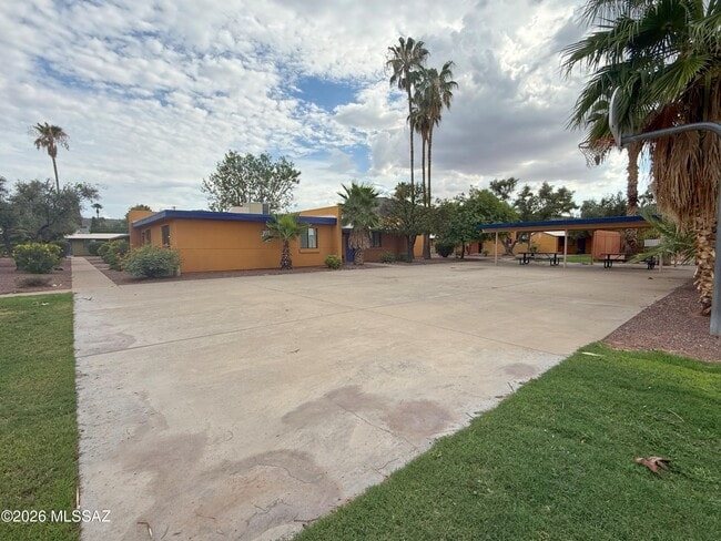 Building Photo - 350 N Silverbell Rd