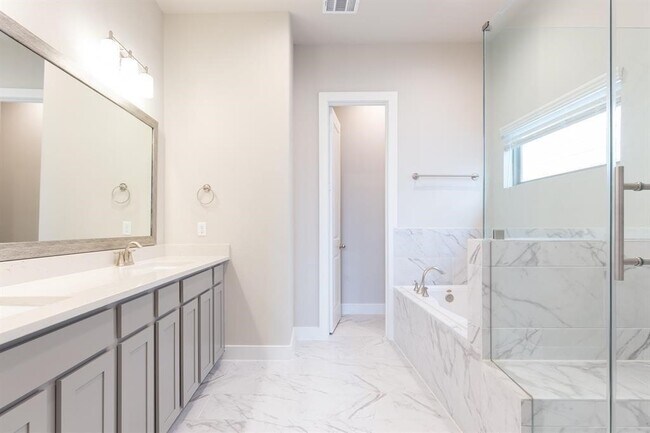 Building Photo - 5836 E Post Oak Ln