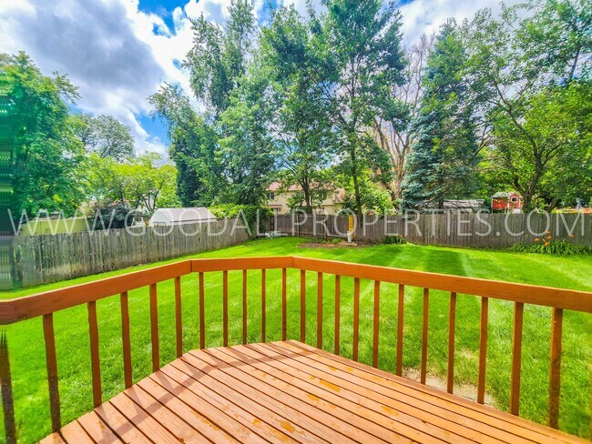 Building Photo - Executive 4 Bedroom Home in West Des Moines with a fenced in yard !!!