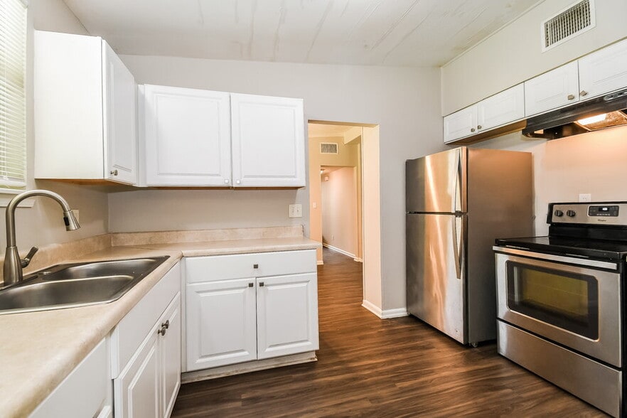 Building Photo - 1120 Skye Dr W